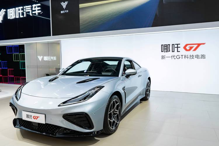 佛山195哪吒汽车在智能汽车领域的表现，领途汽车在新能源汽车市场中的影响力